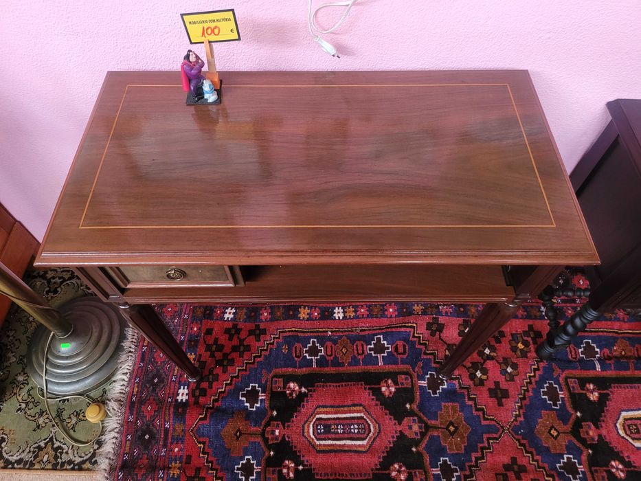 Mesa de apoio com prateleira deslizante - Bom estado g