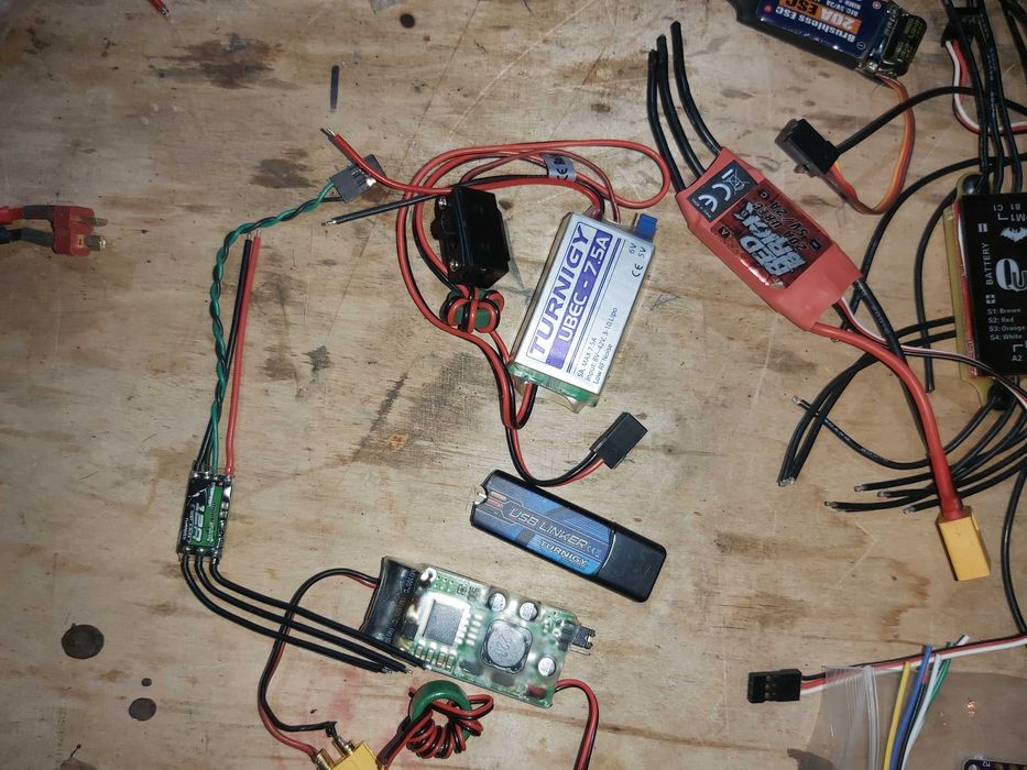 Zbiór regulatorów ESC i BEC jak na zdjęciu.