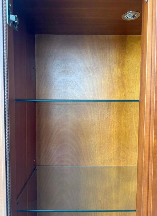 Cristaleira em madeira de cerejeira maciça