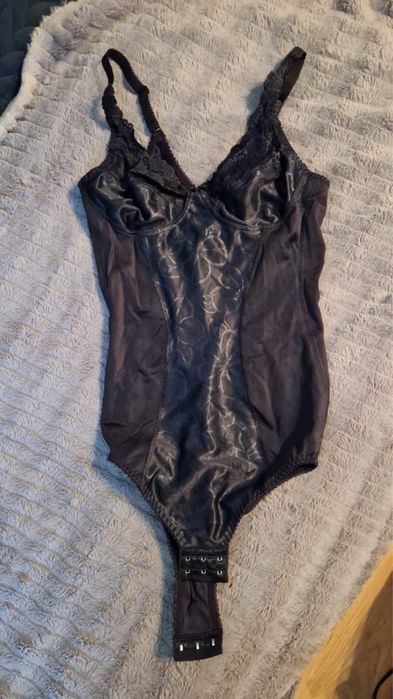 Body z delikatną koronką