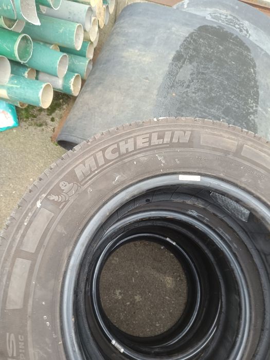 Michelin  Aglis 215 70 15 cp