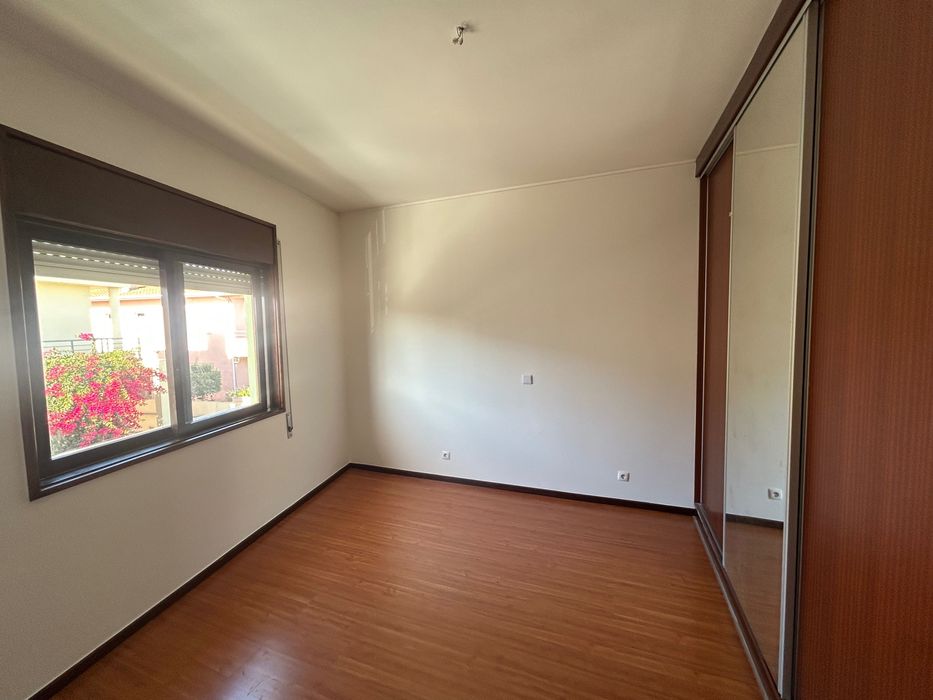 Arrenda-se moradia T4