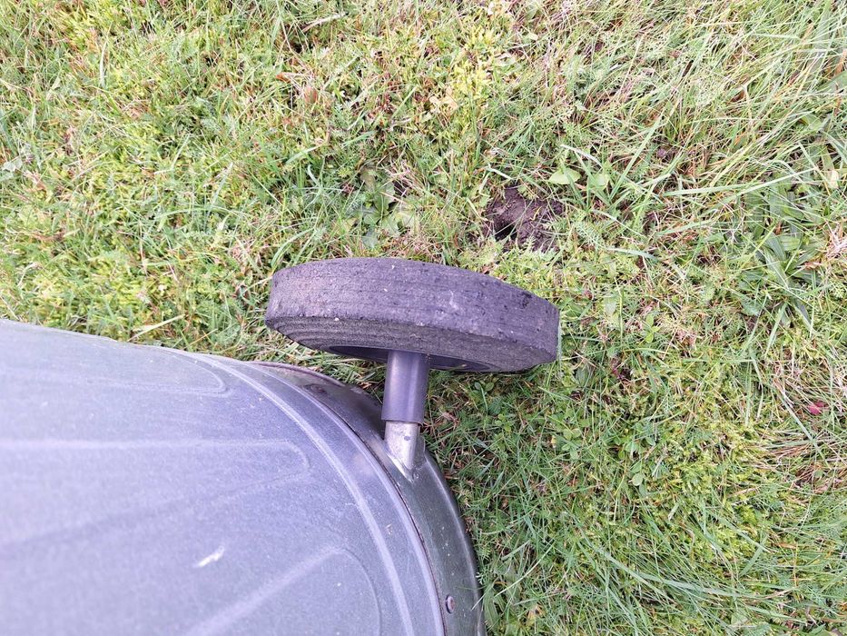 Pojemnik na żużel ocynk , na kółkach , używany sprzedam