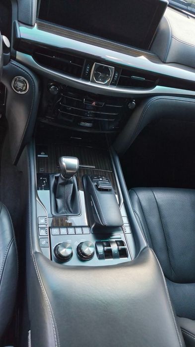 LEXUS LX570 Luxury + F Sport. 2019 год. Пробег 116 000