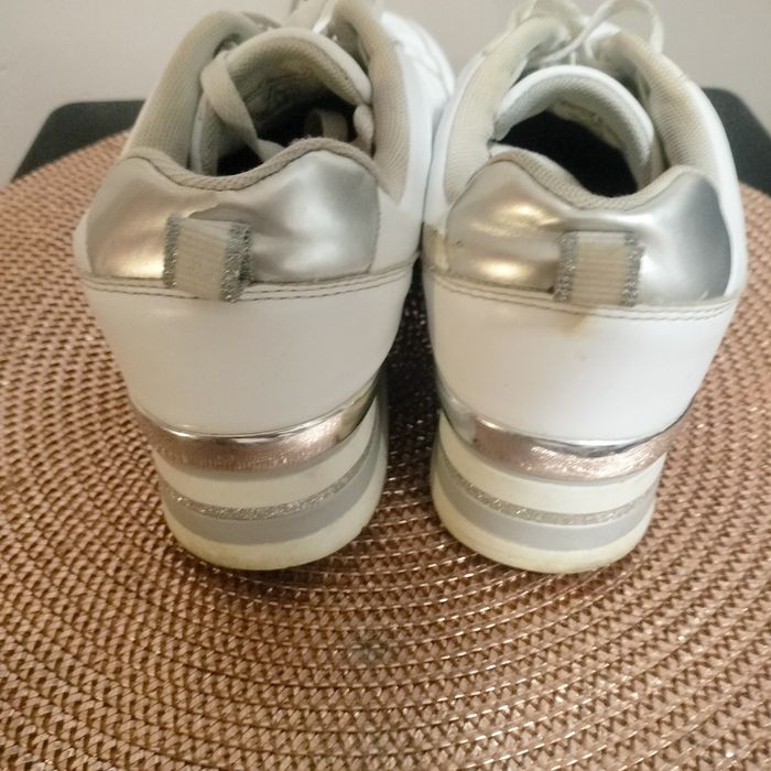 Buty damskie podwyższone lekko