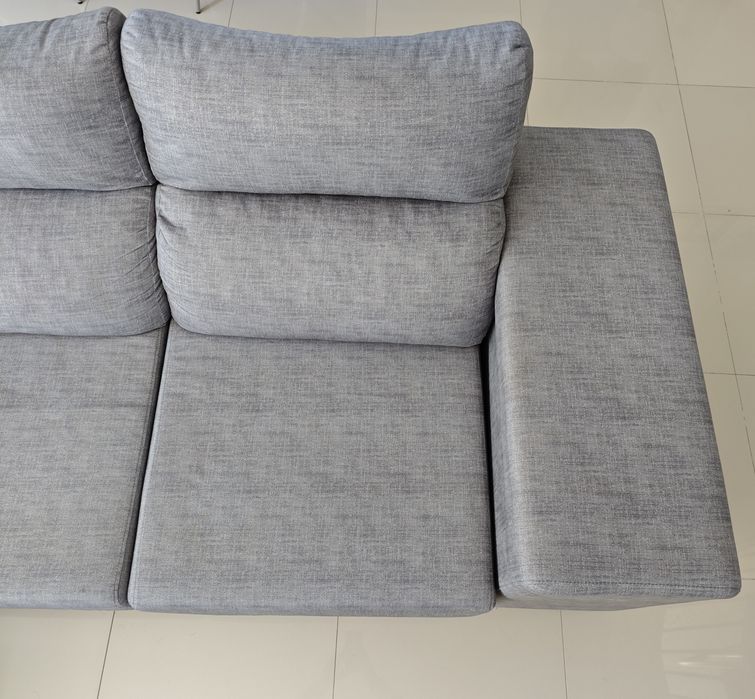 (Inativo/reservado) Sofá de sala espaçoso cinzento