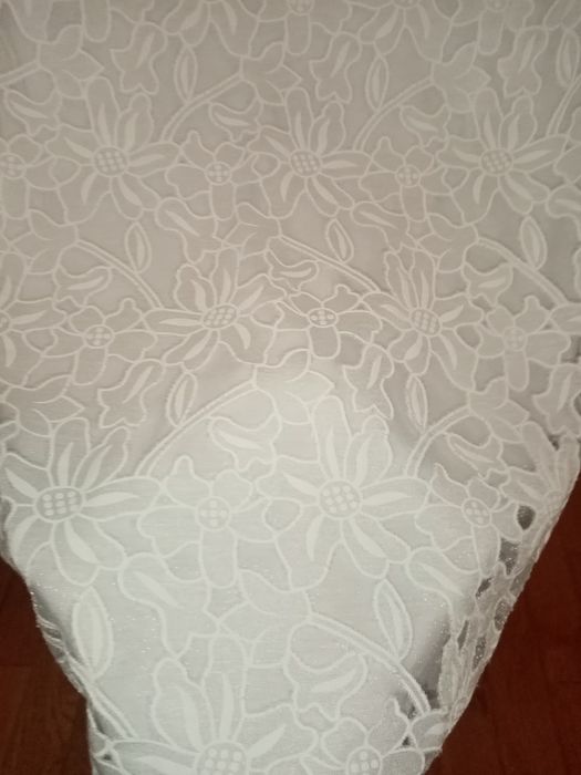 Blusa branca com bordado de flores