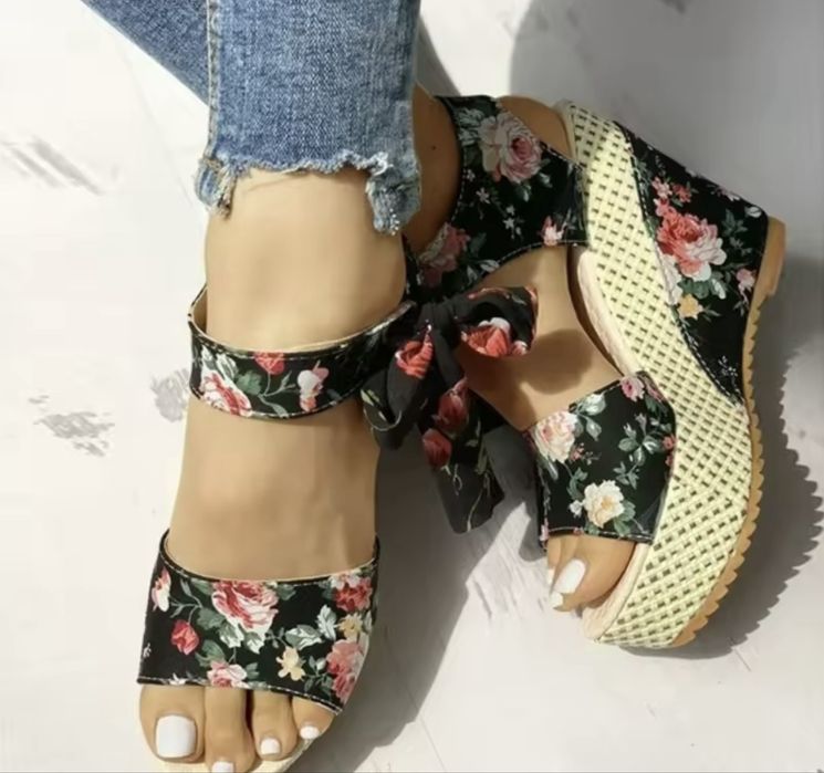 Босоніжки на завязку в квіти