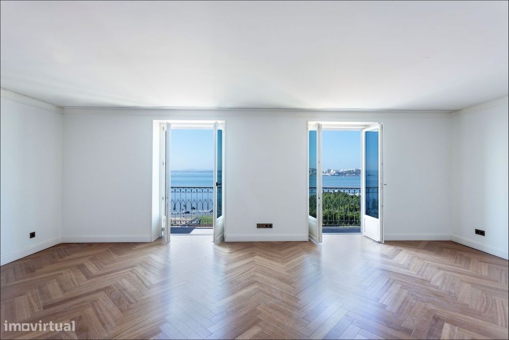 Apartamento T3 Duplex no Chiado | Onde o Tejo entra pela sala
