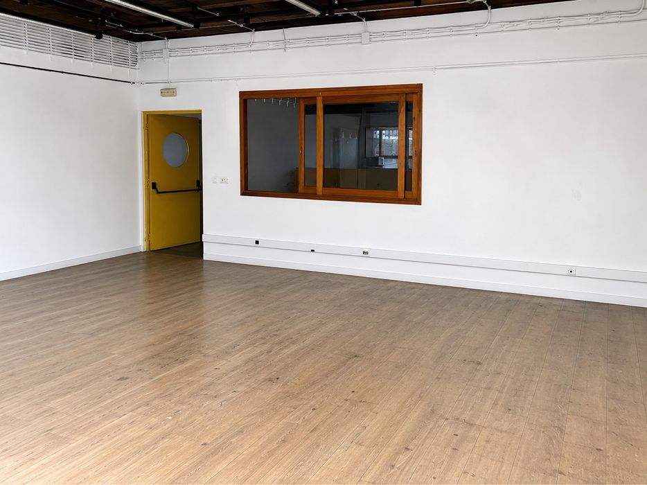 ESPAÇO COMERCIAL COM AUDITÓRIO, ARMAZÉM E OPEN-SPACE NA ESTRELA, LISBOA
