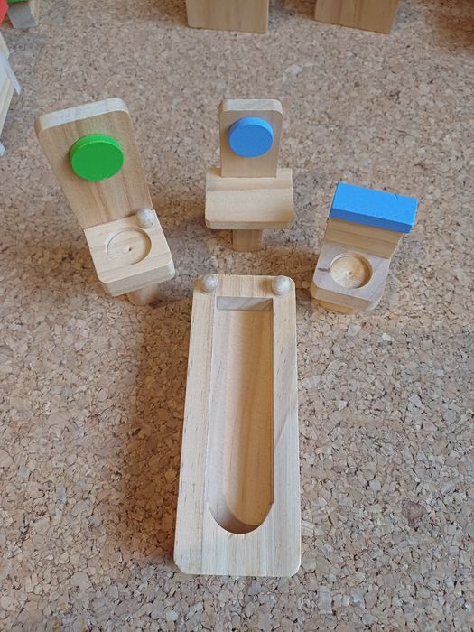 Mobília em madeira para casa de bonecas. Conjunto