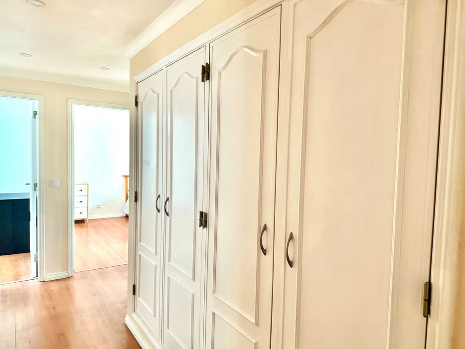 Grandes áreas/remodelado em condomínio Fechado com Garagem