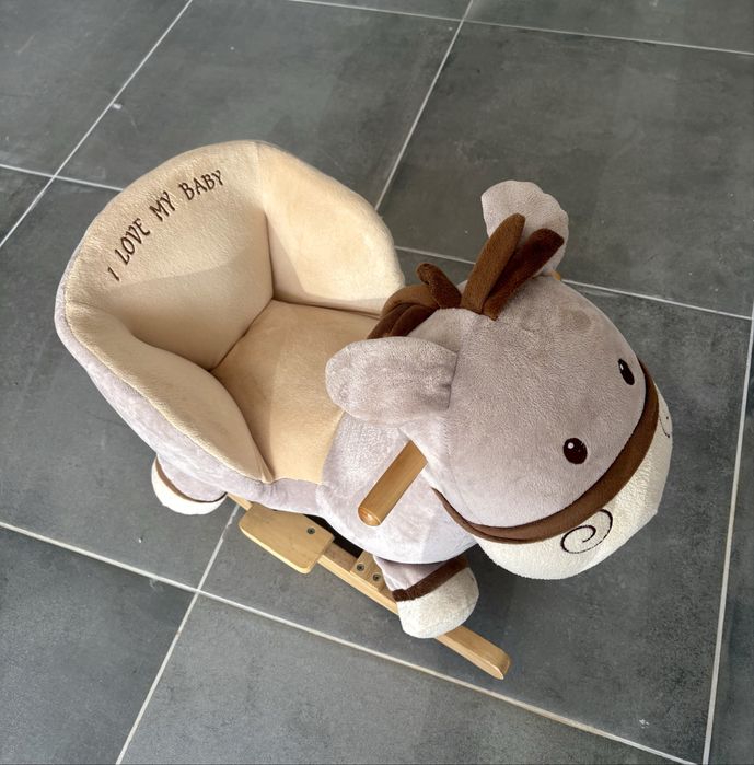Cavalo de baloiço com som