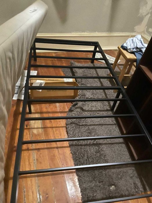 estrado de cama metálico + cadeira ikea