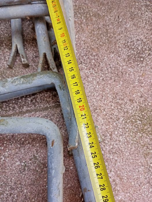 Escadas poço muros proteção ferro tratado