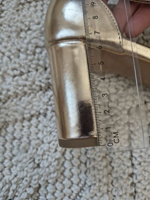 Sprzedam damskie złote eleganckie buty.