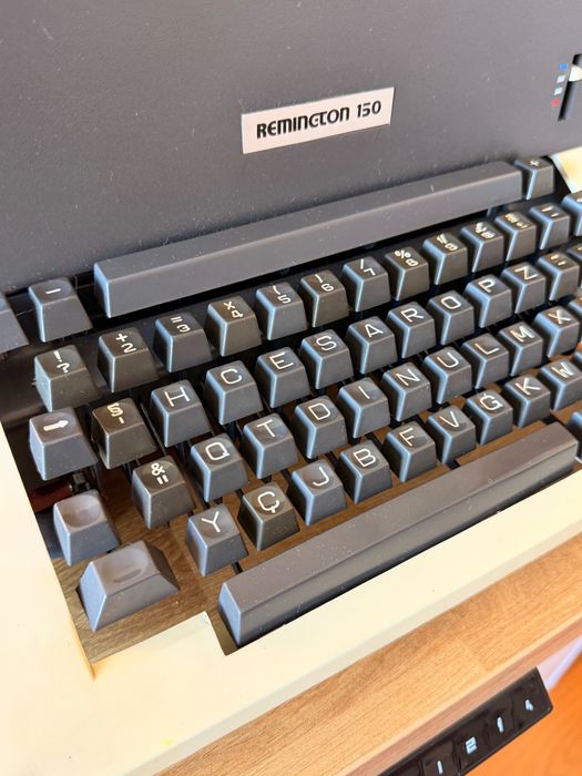 Máquina de escrever Remington 150, teclado português, restaurada e revista