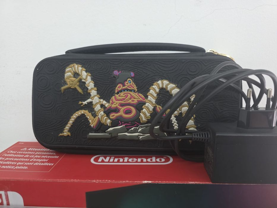 Nintendo Switch com jogo Zelda e acessórios