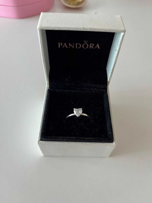Anel PANDORA em prata com coração