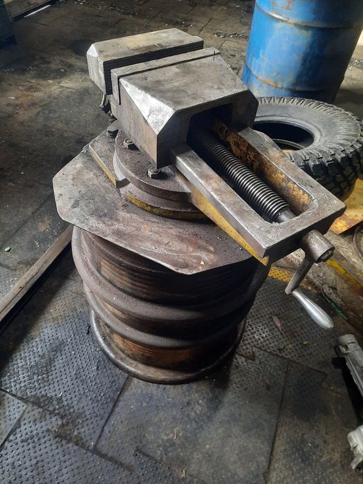 Тиски станочные большие с основанием