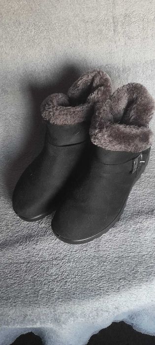 BOTAS NOVAS pretas com pele, sola acrílica - tamanho 36 - 10€