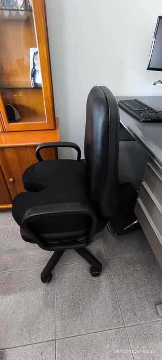 Computador+tela+secretária+cadeira+móvel de apoio446928332427765761