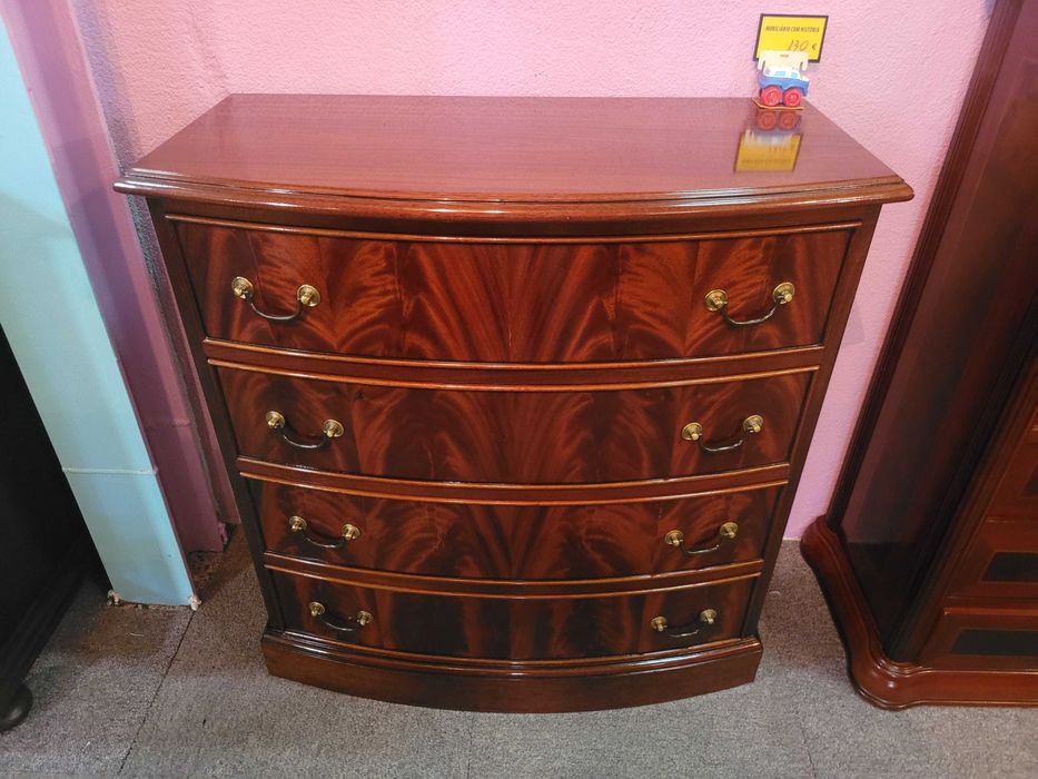 Pequena cómoda em óptimo estado geral