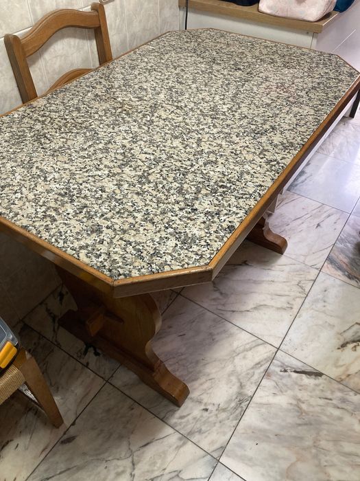 Mesa em mármore + 4 cadeiras (bom estado)