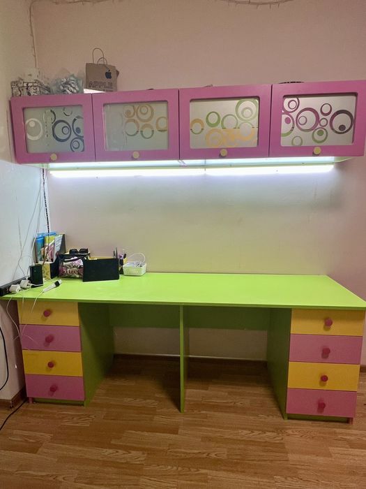 Стіл письмовий і підвісні полки