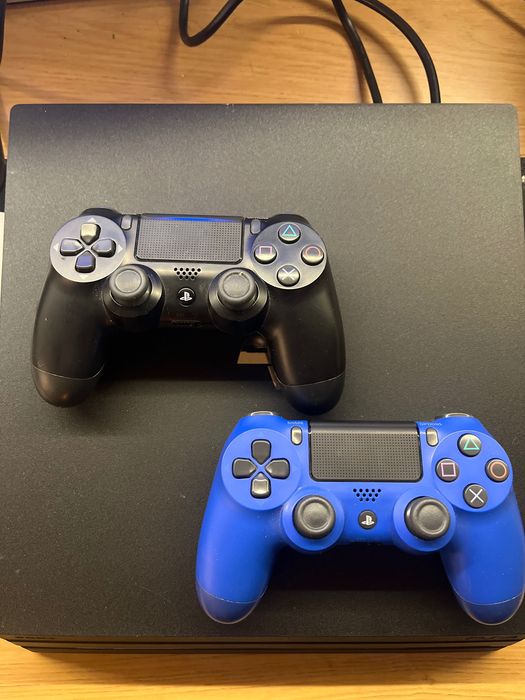 PS4 Pro 1Tb + 2 геймпади