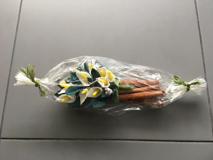 Arranjo Floral Paus de Canela