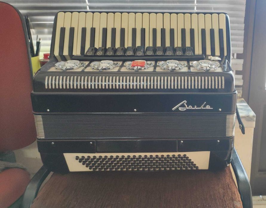 Acordeão à 4°Voz e 120 Baixos- Acordeon