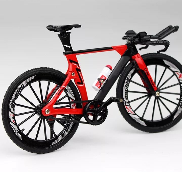 Bicicletas de contra relógio em miniatura, várias cores