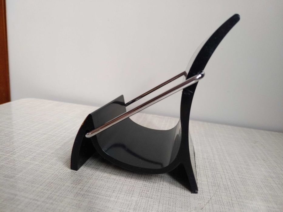 Настольная подставка-держатель для телефона.