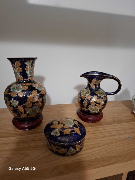 Louças decorativas azul marinho com dourado