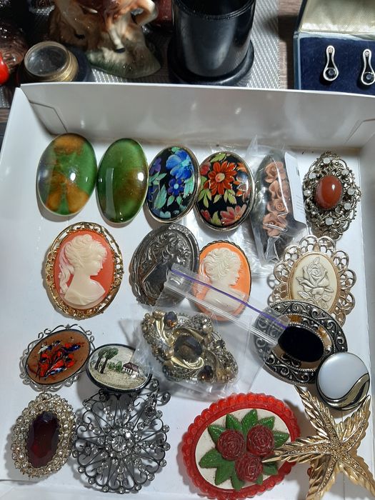 Брошки,біжутерія.