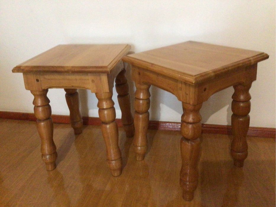 Деревʼяні табуретки