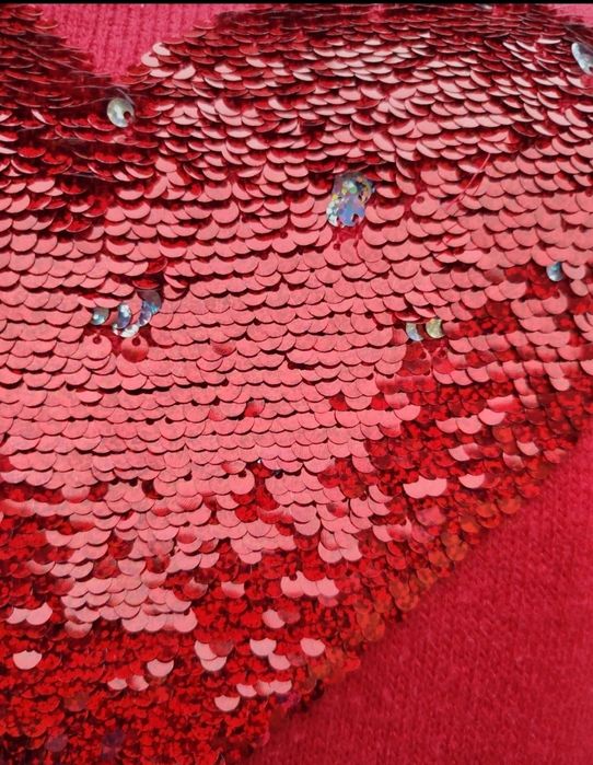 Czerwony sweter damski z sercem w cekiny, lekki i ciepły