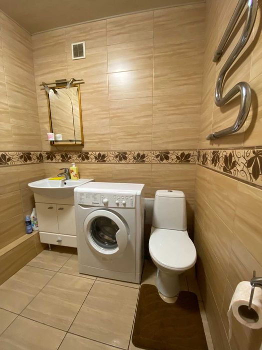 Сдам 1-ком студию . Правый берег . СВЕТ есть . Центр в 15 мин