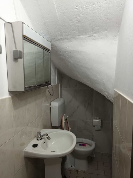 Casa para alugar com três quartos e cozinha equipada e sala mobilada.