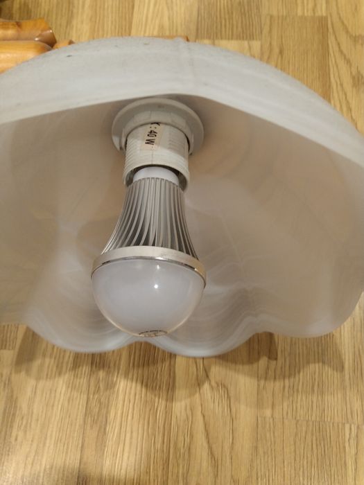 Lampa drewniana do salonu