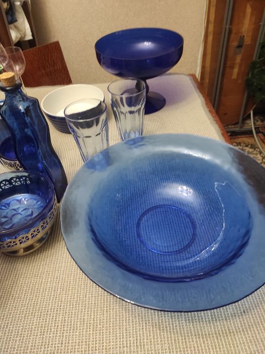 Синій скляний посуд