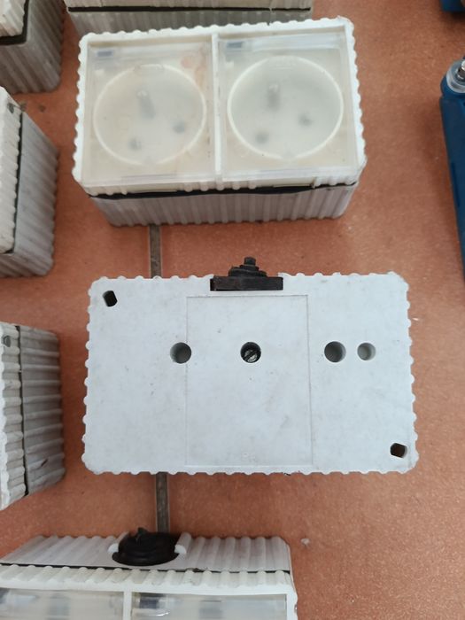 Podwójne gniazda elektryczne natynkowe hermetyczne