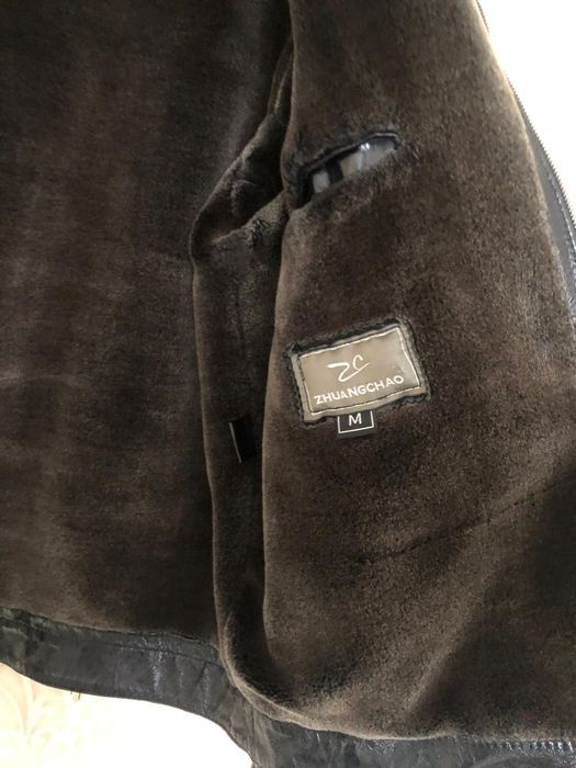 Чорна шкіряна зимова куртка