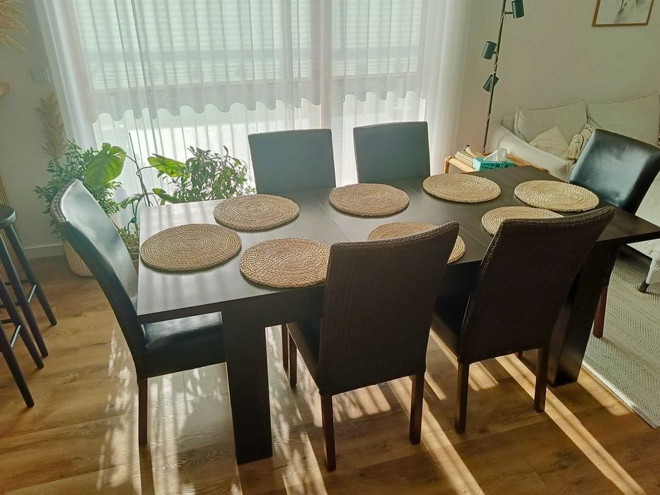 Sprzedam stół rozkładany 90x160-210 z 6 krzesłami / kolor venge, skóra