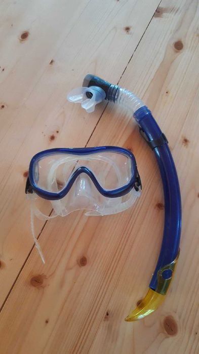 Duas máscaras de mergulho com tubos - triboard