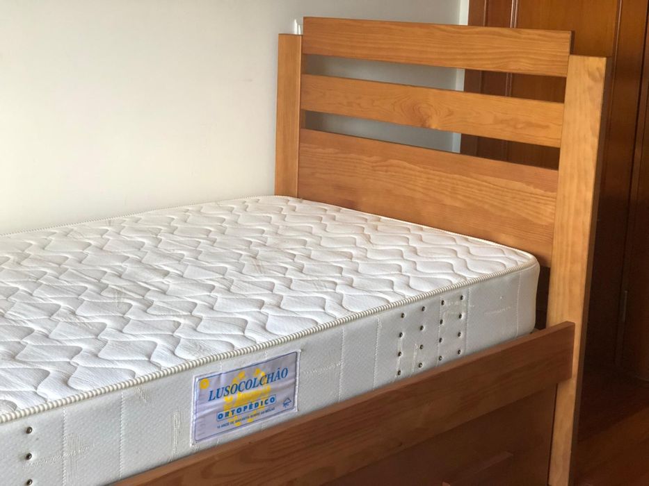 Cama de solteiro dupla com 2 colchoes e mesinha de cabeceira