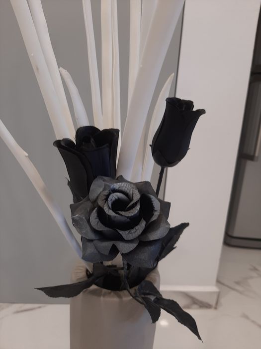 Decoração completa c / flores em tons de branco, preto e cinza