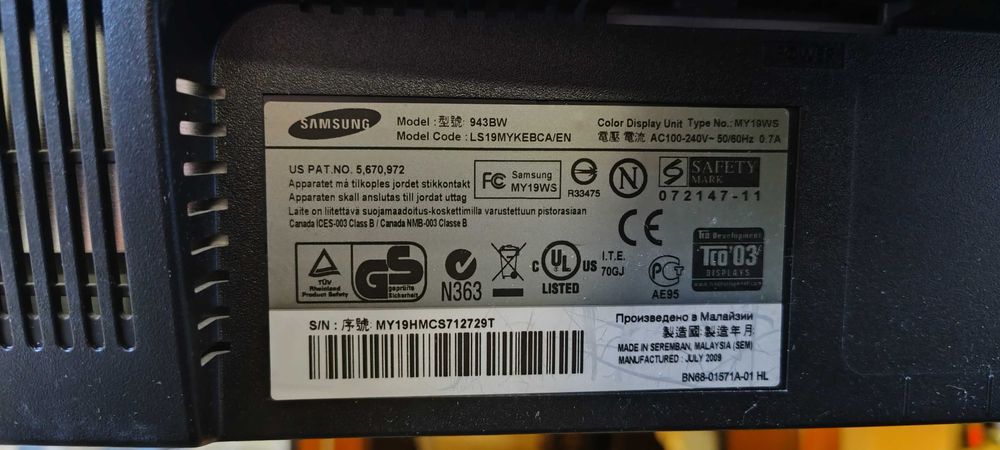 Cztery monitory komputerowe LG 19", IBM 17", Samsung 19", LG 19"