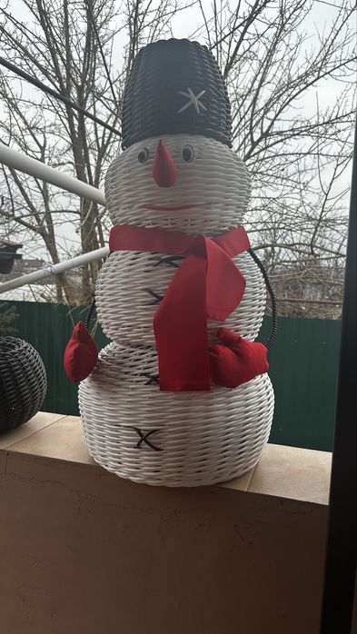 Сніговик з ротангу. Вазони. Кашпо